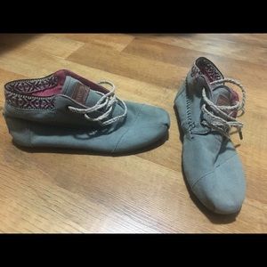 Toms lace up shoes